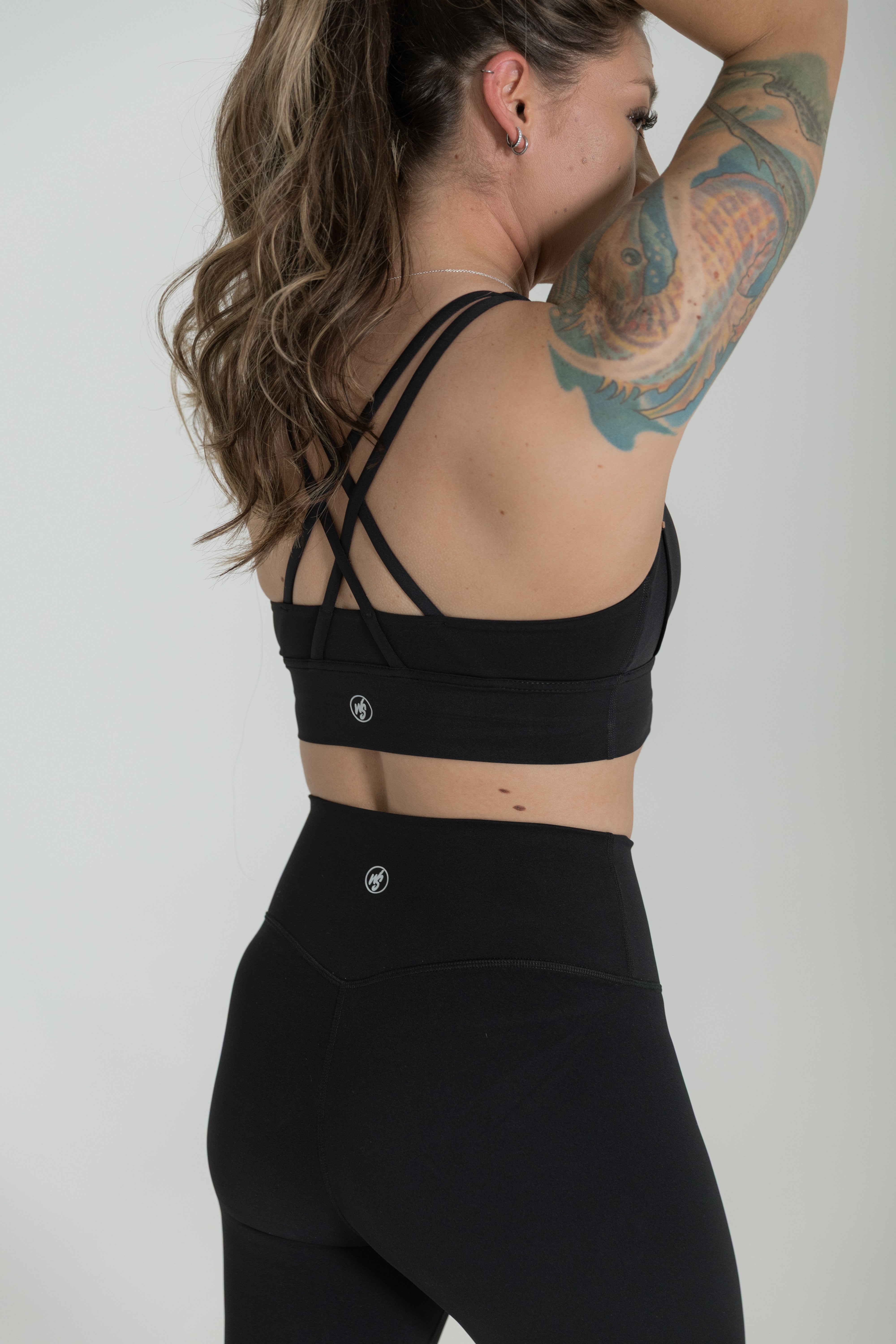 Black strappy back seamless sports bra women moisture wicking activewear
