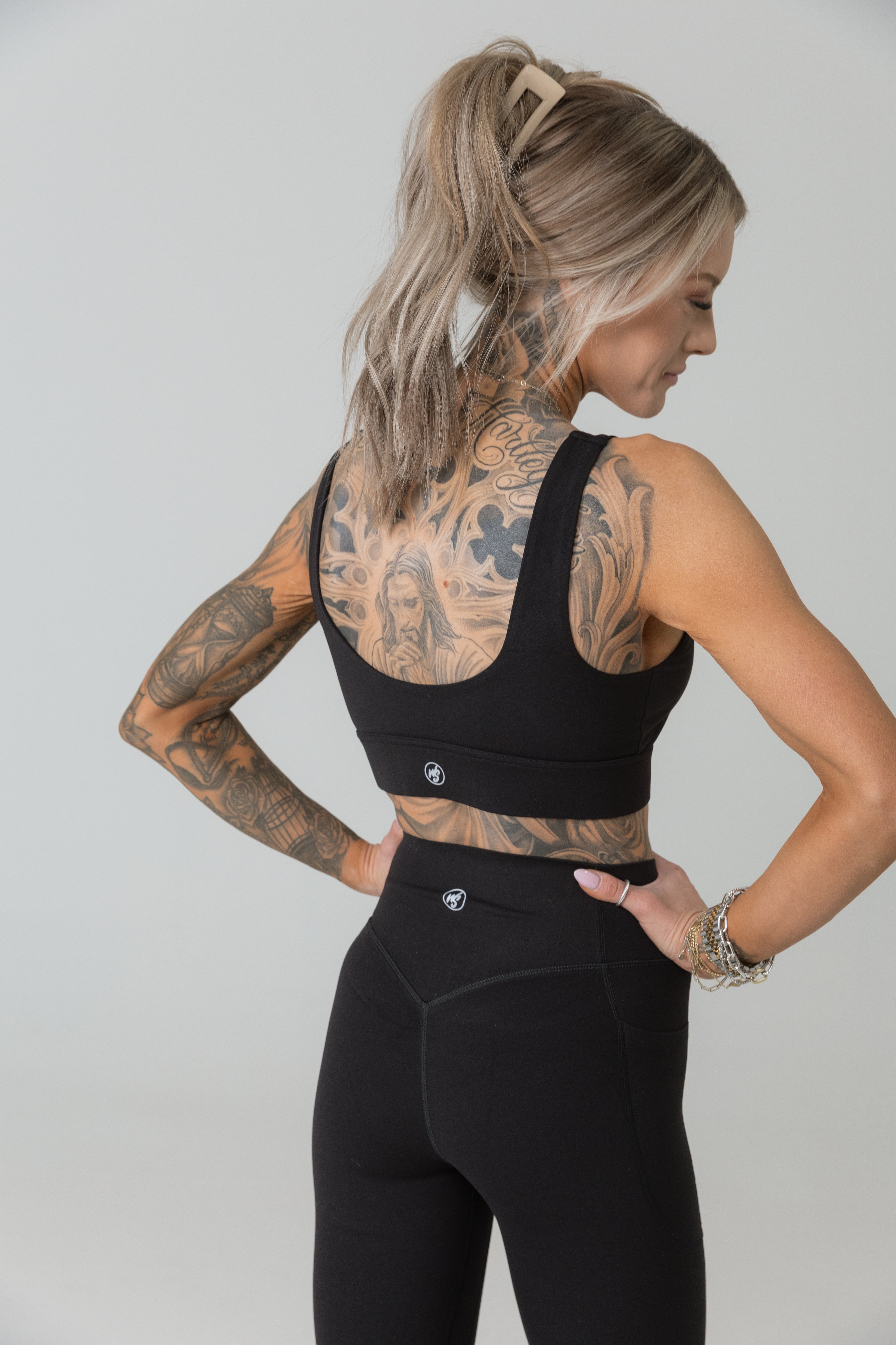 Black medium support sports bra women moisture wicking activewear