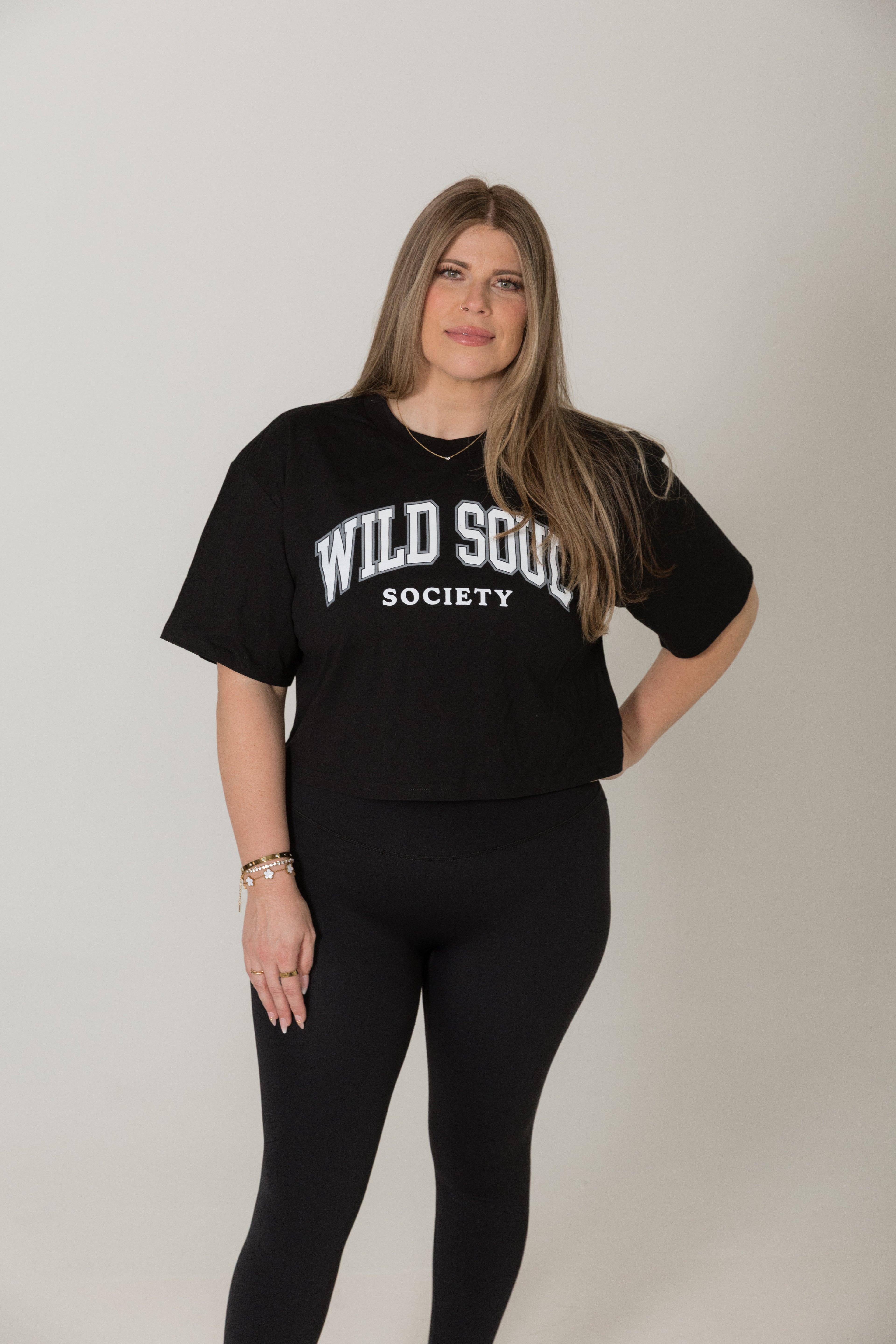 Black oversized cropped t shirt women athleisure activewear outfit