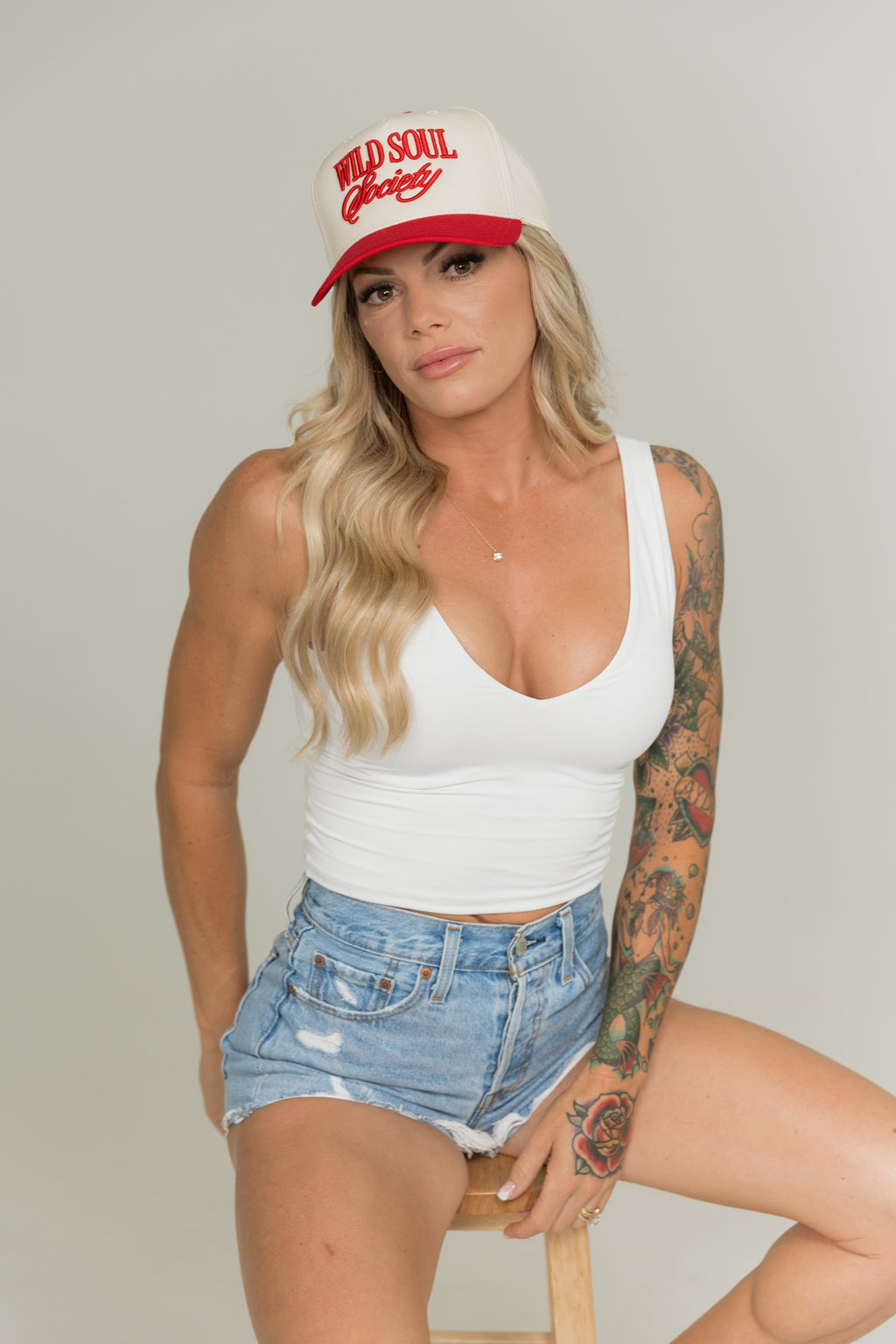 The Renegade Hat – Neutral/Red | Statement Fit