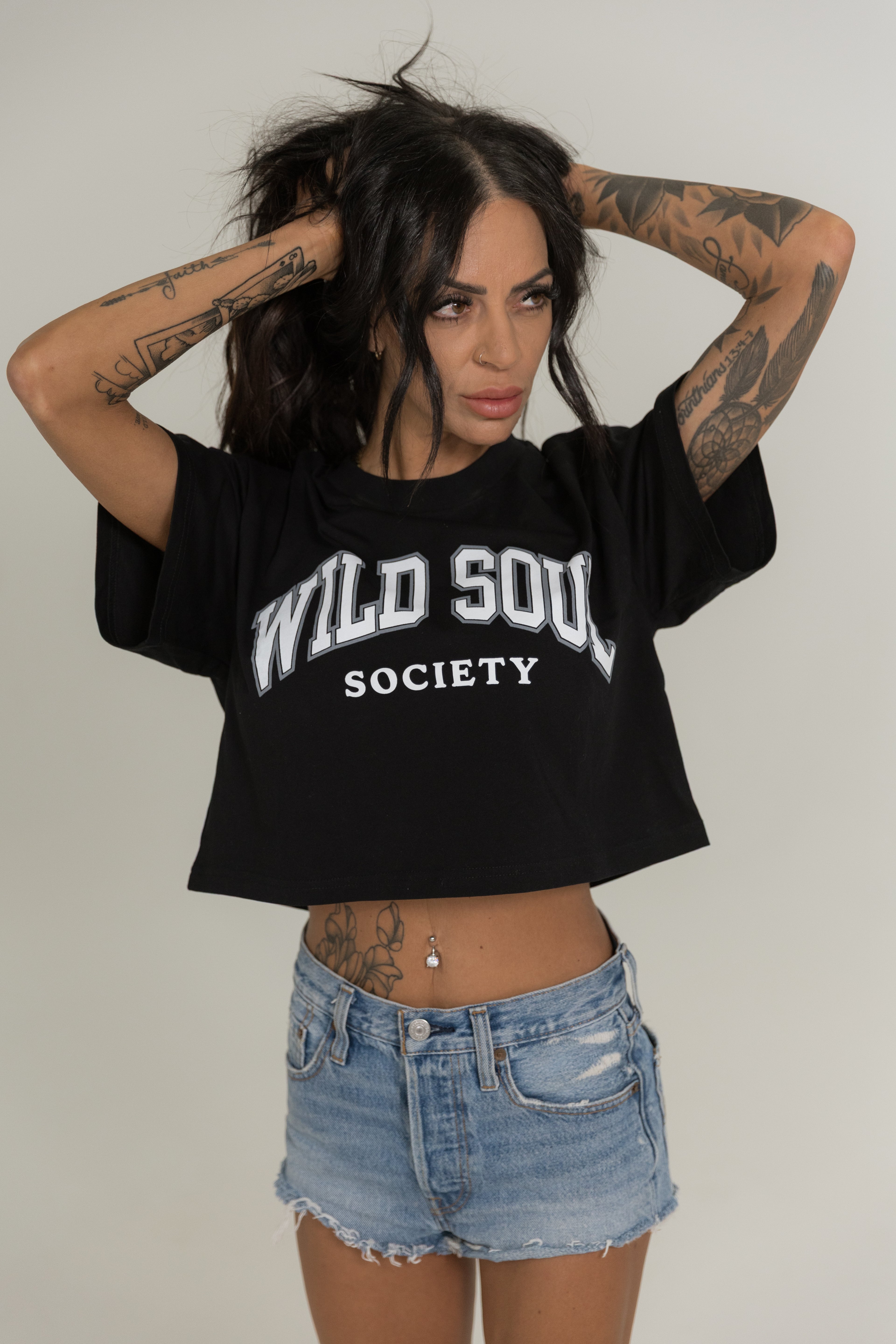 Black oversized cropped t shirt women athleisure activewear outfit